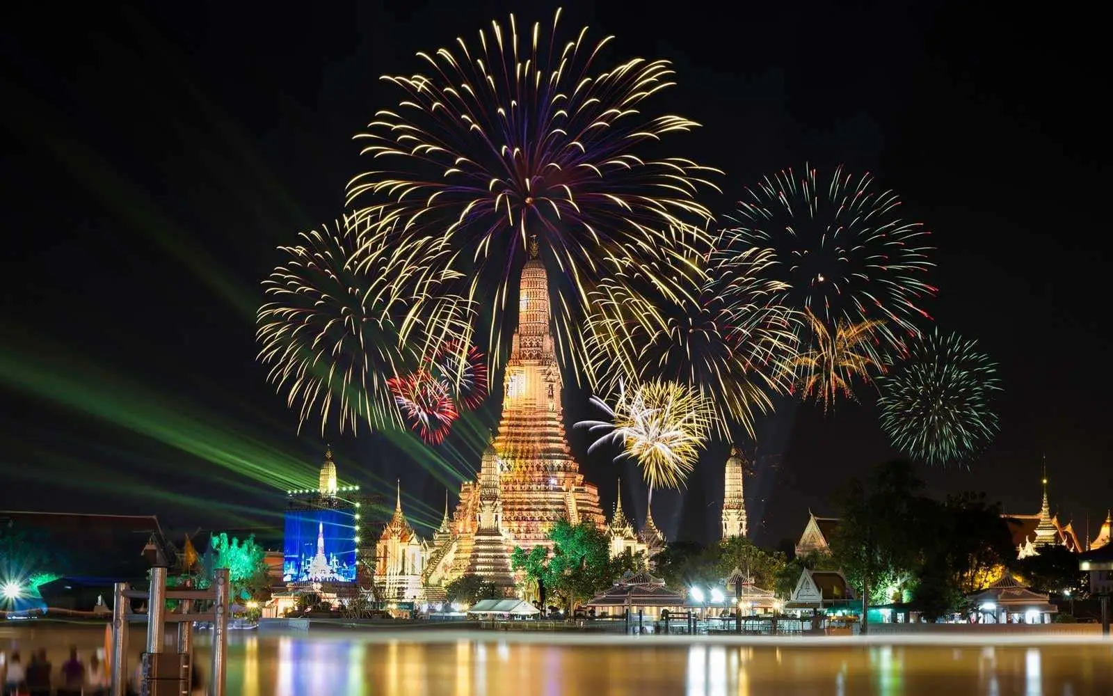 bangkok wat arun fireworks NYEGOLIST1218